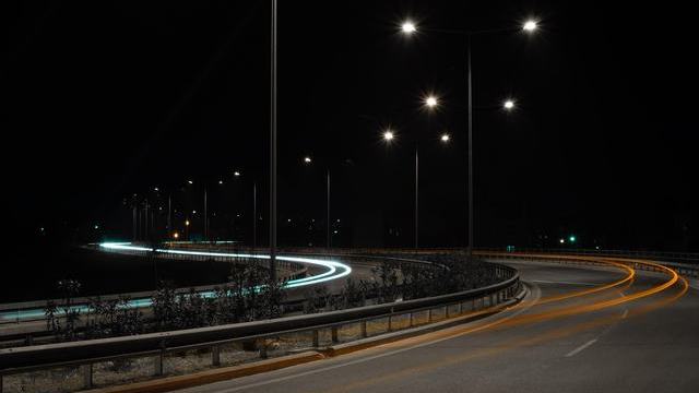 红毯空降来宾把预告海报挤出画，主持人口播改成特别来宾