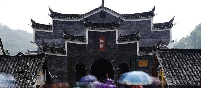 时间线摘录：《披荆斩棘2026》直播翻车：导播切错机位，弹幕把「草台感」刷上热搜