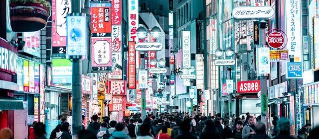 时间线摘录:新片宣发物料里出现两版主演名字,其中一版只在海外海报上留过