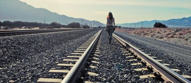 时间线摘录:女星旧物料被剪成新恋情,旅行博主出来说「那是跟拍客人」