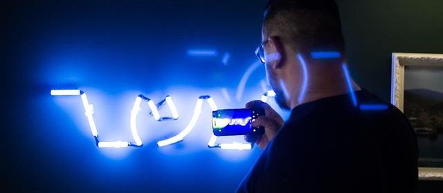 公开线索对照:代拍承认在地下车库蹲到两点,律师函还停在「可能构成骚扰」